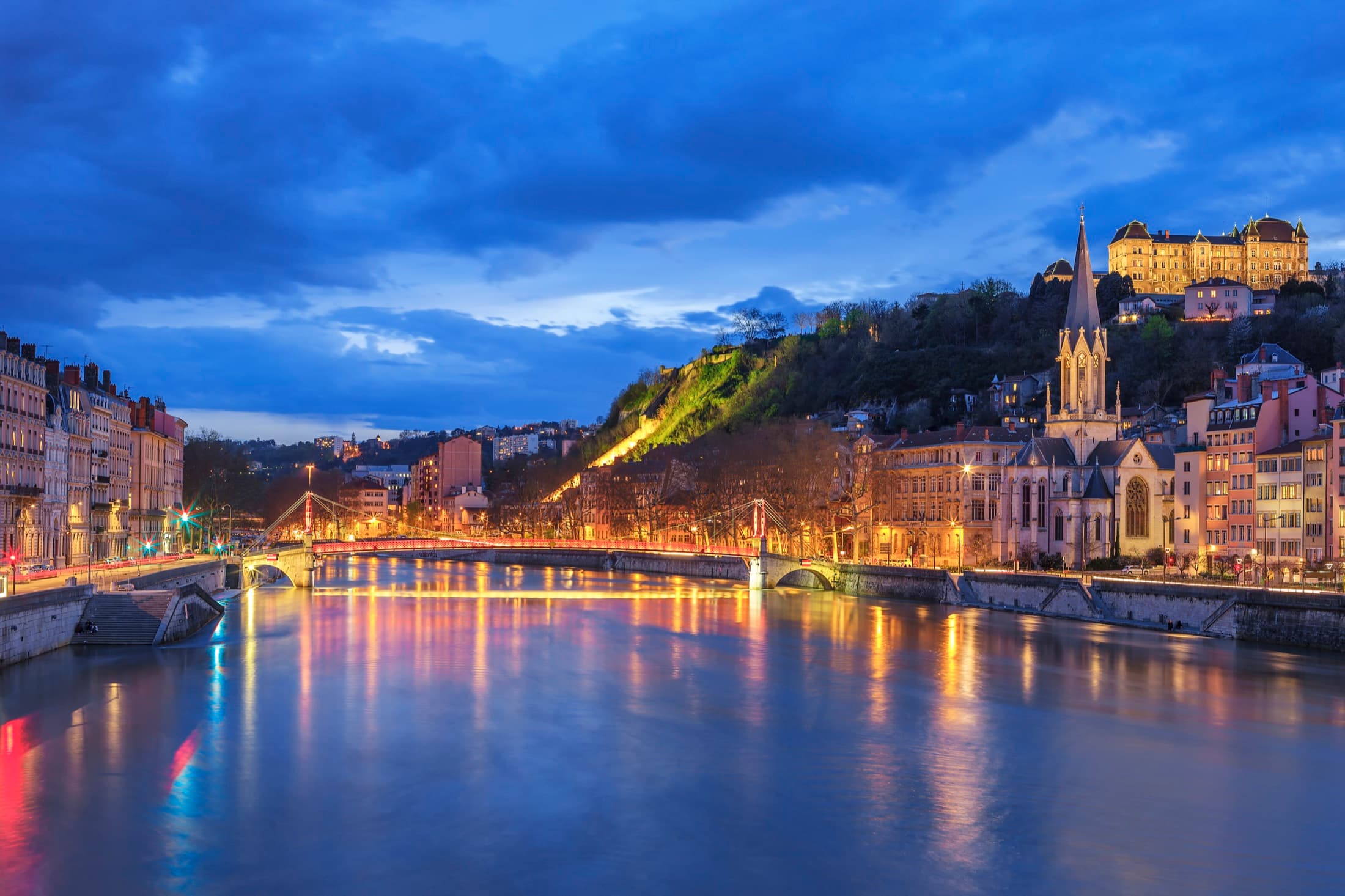 Vue urbaine nocturne au bord d’une rivière illustrant l’ouverture réseau