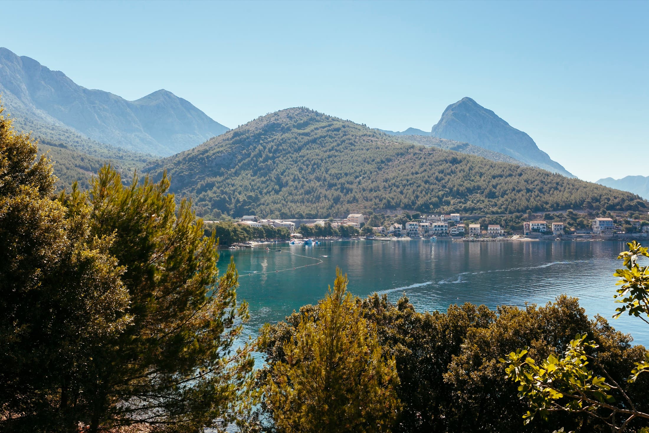 Paysage lacustre et montagneux illustrant un ancrage local